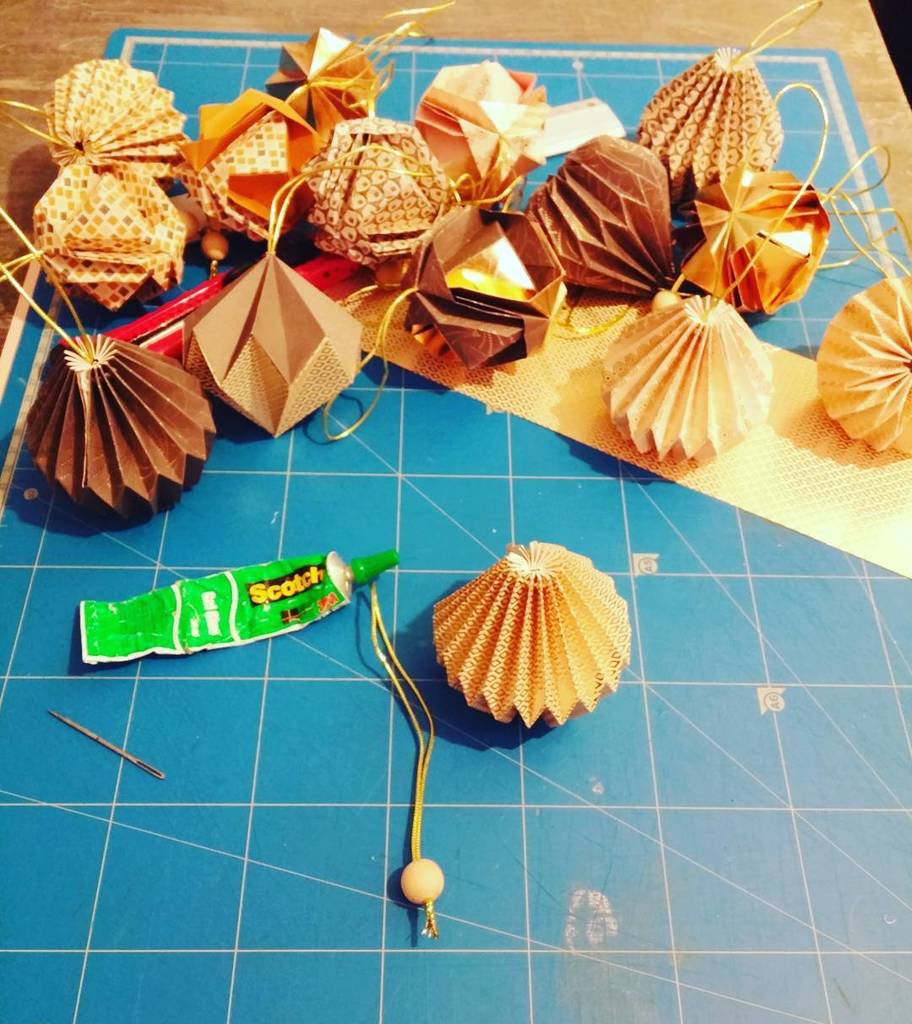 OrigamiInvasion's tweet photo. Atelier déco sapin de Noël
#origami #origamiart #papercraft #paper #craft #paperfolding #paperart #decorigami #noe… https://t.co/HJWO7iQvxK