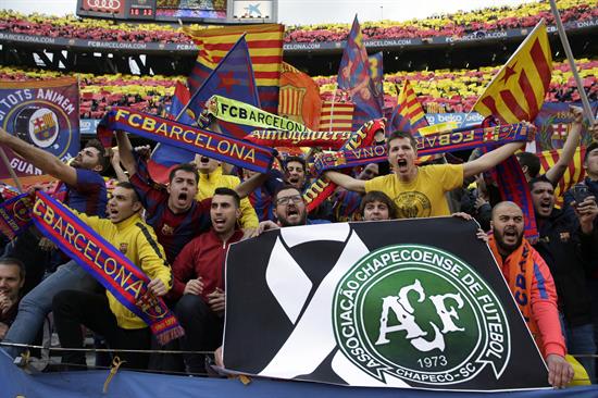 Rmilton84's tweet photo. Los hinchas del Barcelona #Derbiespanol también respaldaron a los de Chepecoense. @eltiempocuenca Foto: EFE https://t.co/ORFeLaX0z9