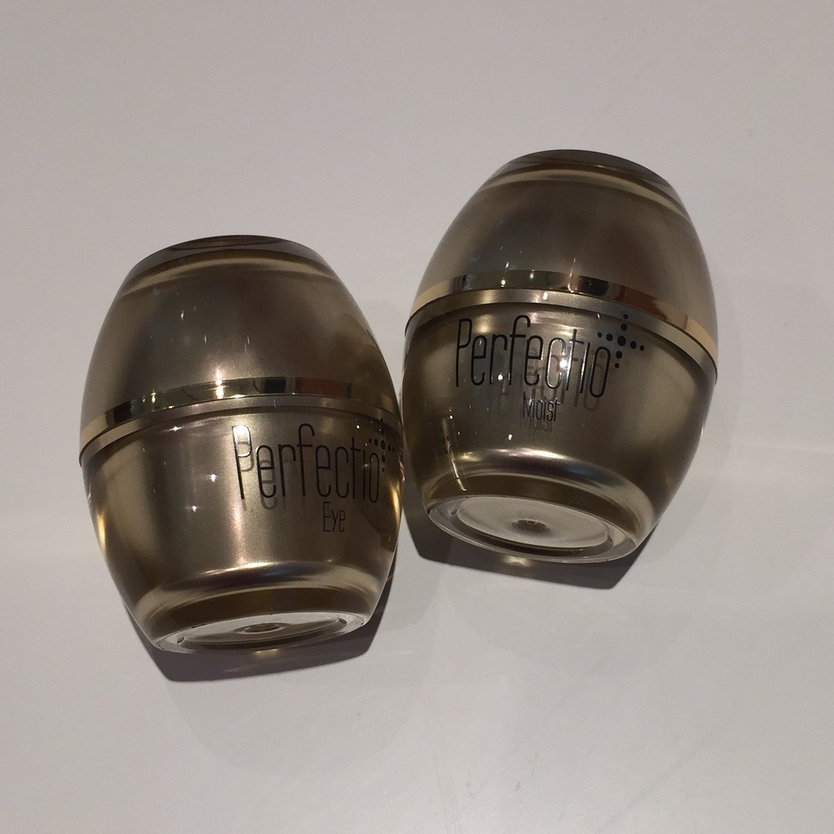 ZeroGravitySkin's tweet photo. These travel sized jars make the perfect gift for jetsetters worldwide. Zero Gravity does not produce creams. #skincare #ZeroGravitySkin https://t.co/BC5UIdPzhx