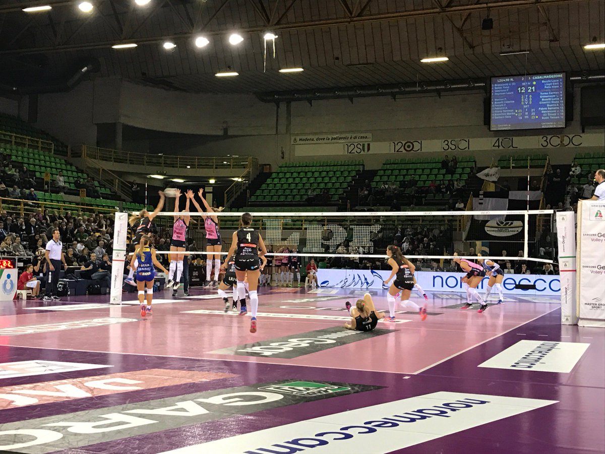 VBCasalmaggiore's tweet photo. Aggiornamento live 4° set: #cuorerosa non molla mai! 2-2! 15-25 #VBCPomì #ForzaPomì #ViVogliamoPomì #SamsungAmaVolley #iLoveVolley https://t.co/DxuaOHgt2x