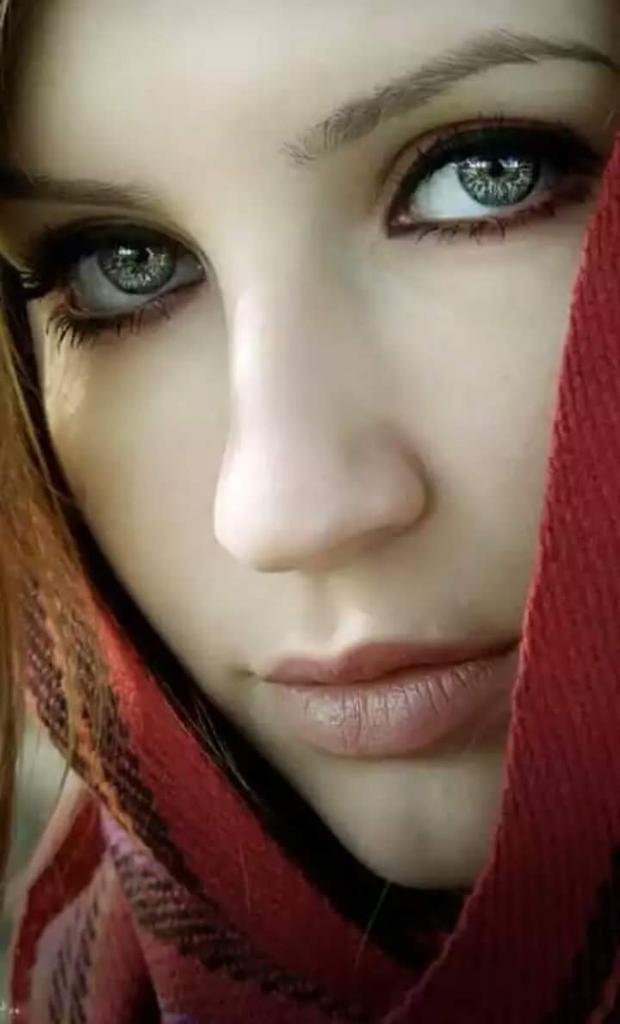 والذي يجهل قراءة عينيك 
لن يسمع صوت قلبك ابدا