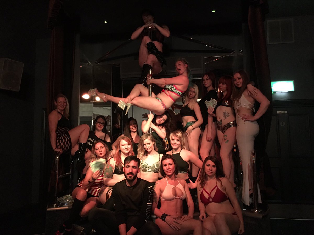 UrbanBristol's tweet photo. Lots of fun with the ladies from @360Pole today! #PoleParty #PoleDancing #ChristmasParty #360PoleDancing https://t.co/kImpSG7uQG