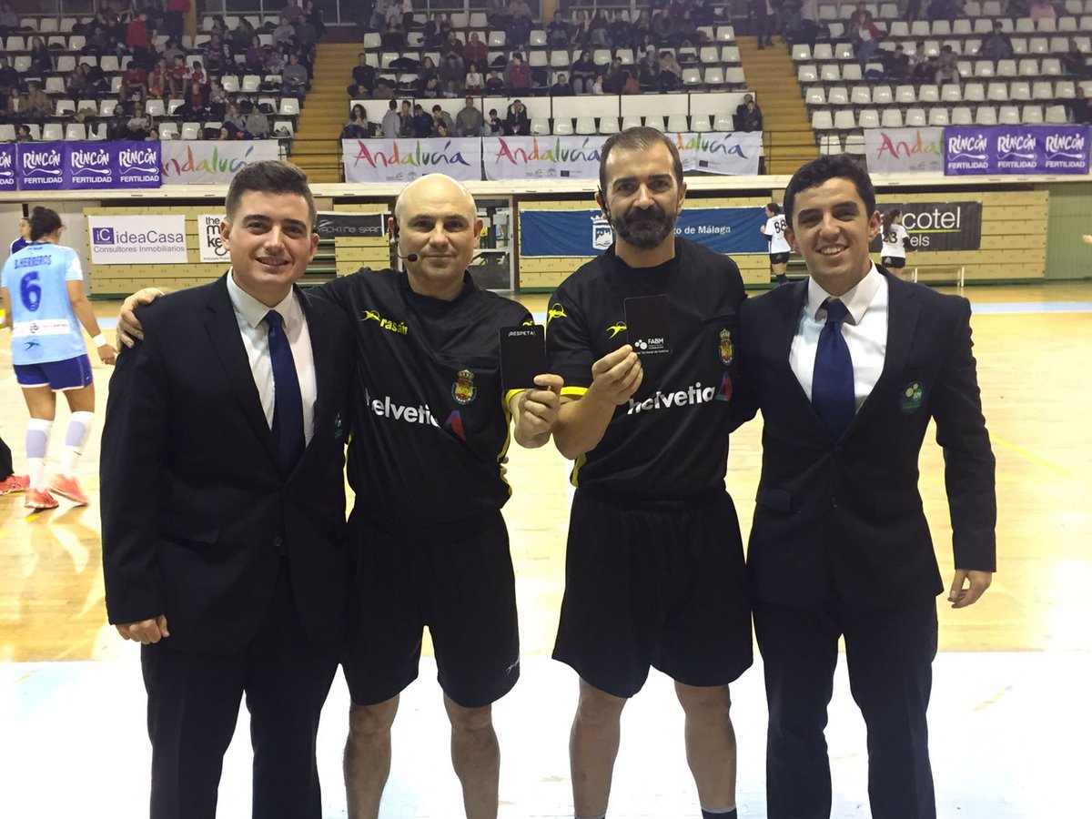 CTArbitralMLG's tweet photo. Gracias por el apoyo al proyecto y la #TarjetaNegra @BMMalagaCosta @BMCanyamelar @rafagmosquera @GoyoMuro @RFEBalonmano @F_A_BM @FABM_Malaga https://t.co/5F37jxZMez