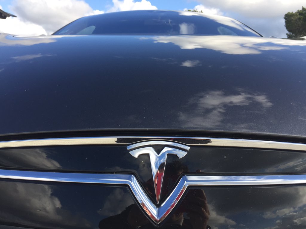 SASLOVEVE's tweet image. Circuit Paul Ricard journée Telethon.
Les passagers ont les yeux qui pétillent et sont impressionnées par les performances de la P85D