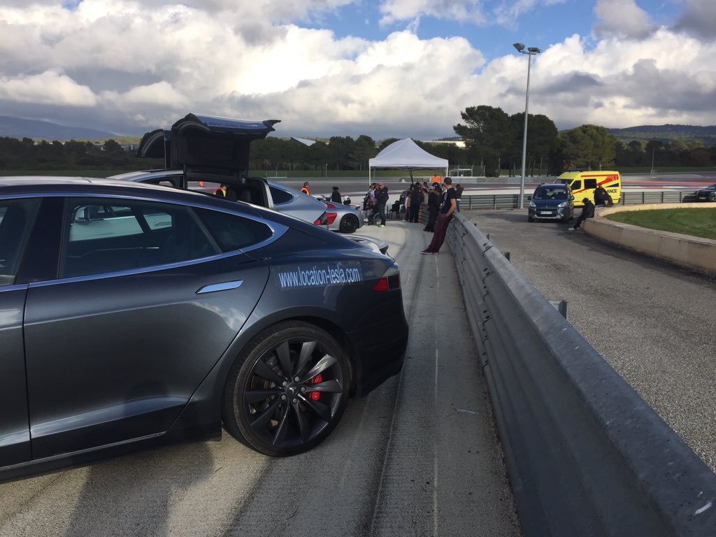 SASLOVEVE's tweet image. Circuit Paul Ricard journée Telethon.
Les passagers ont les yeux qui pétillent et sont impressionnées par les performances de la P85D