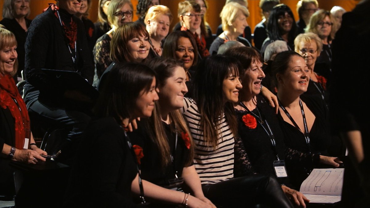 New Jo Cox single by popstars and politicians to raise money for her foundation itv.com/news/2016-12-0…