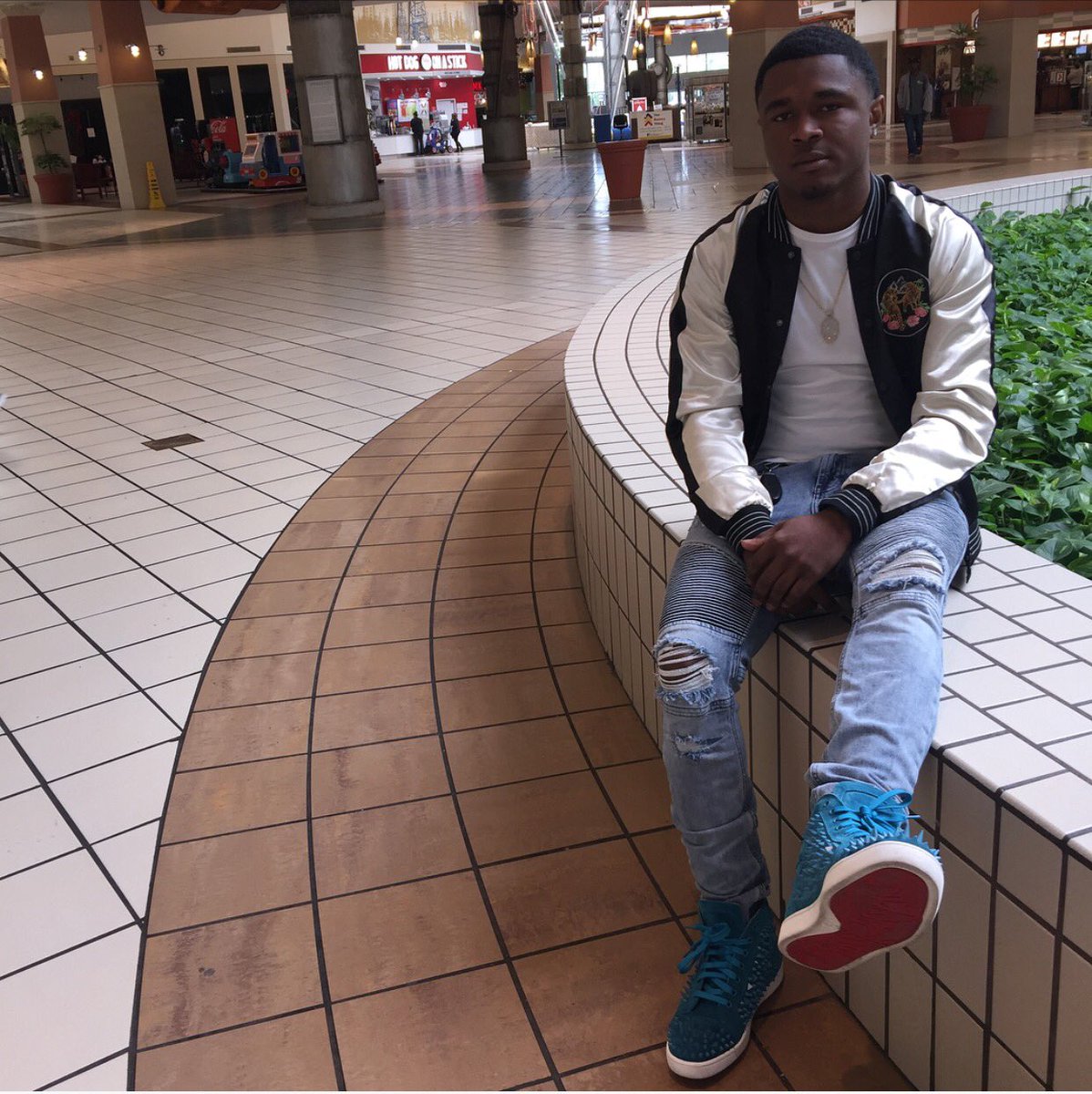 Ellooskiii's tweet photo. Blood Walkin You Just Normal Walkin👣🔋💪🏾 #JbPost https://t.co/ftzSxi6eOp