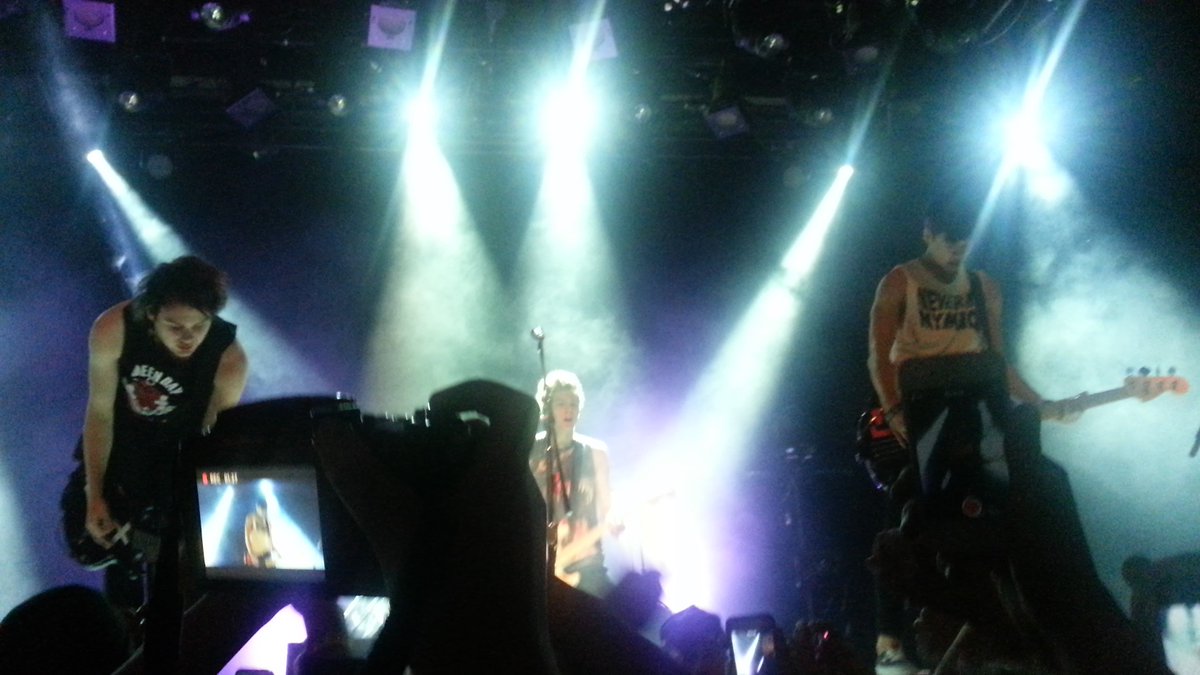 oseakaren's tweet photo. April 11th #5sosInSF Skipped school to go see you guys ๐ #5Yearsof5SOS #5YearsOf5SecondsOfSummer https://t.co/Ej0hekadH9