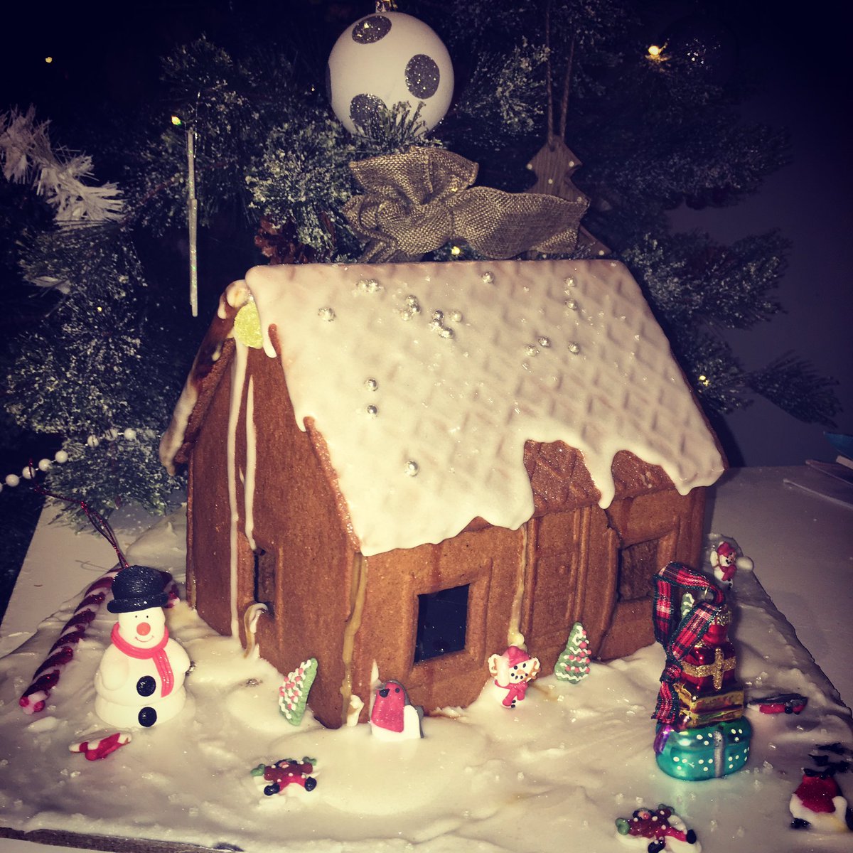 jenstravelinspo's tweet photo. #InghamsCakeOff here is my entry #snowylogcabin 🏠🎄 https://t.co/nu5YuiCjsw