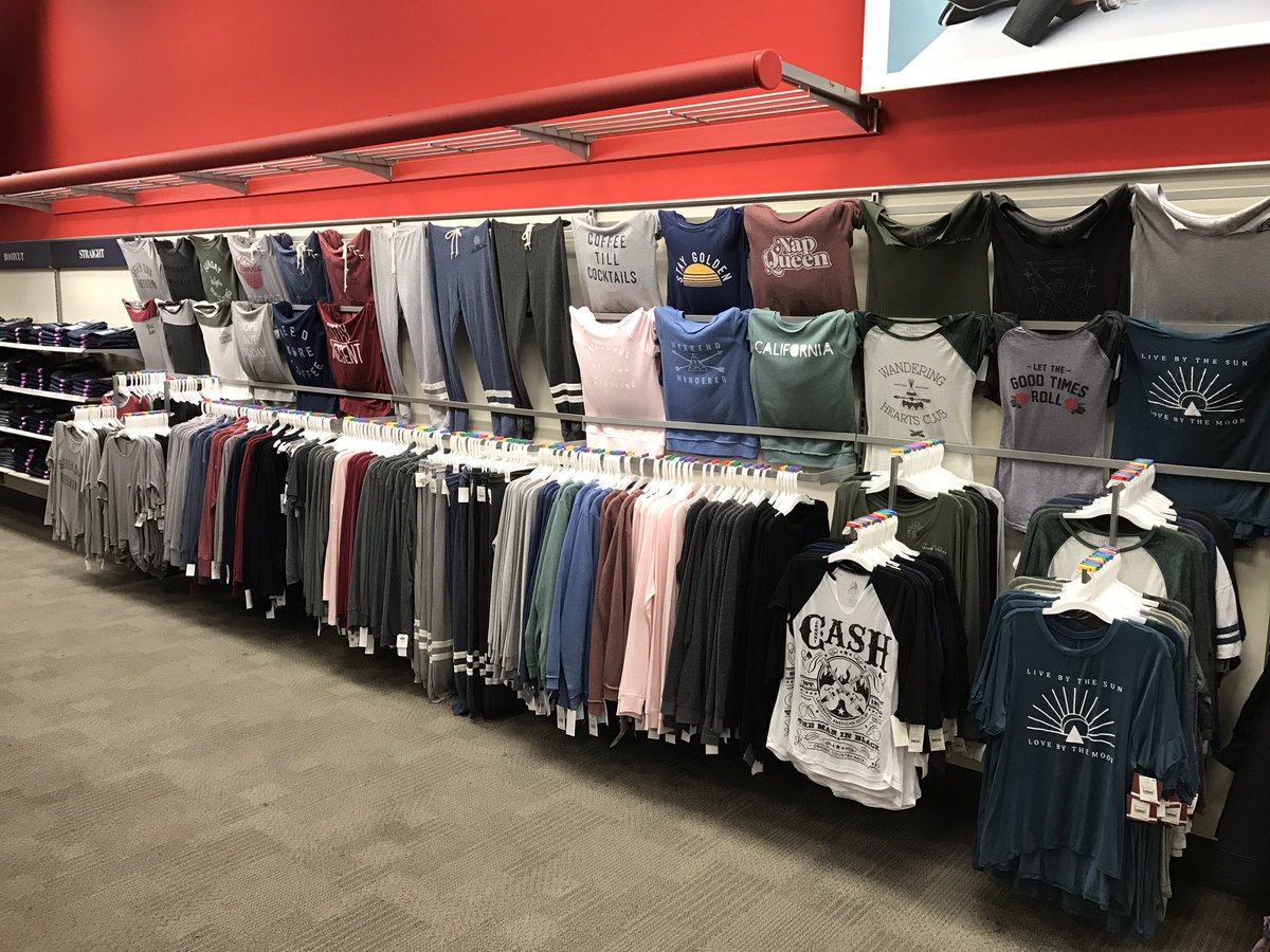 Amanda_SRTL_258's tweet photo. Creating guest shop-ability and visibility on our back walls! #styledbyAnR @jhowells81 @JOrtega0 @Robert_VML_T258 @John98Munoz @jessie_tgt https://t.co/oqksvQImGZ