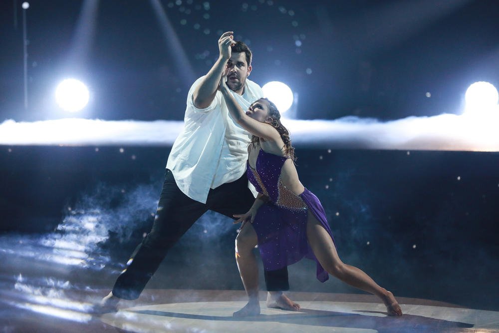 TF1's tweet photo. Les stars jouent leur place en demi-finale ! @DALS_TF1 ça commence tout de suite, RT si vous êtes devant ! https://t.co/IsEIr95Gb0
