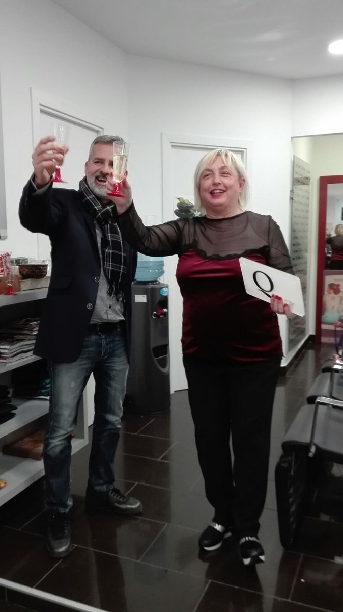 CodiMagic's tweet photo. @barcelona#barcelonasiqueimporta #codimagic recibió la distinción #Q de calidad a la #peluqueria del siglo XXI #jordiperez hizo la entrega https://t.co/dGDi9ifFjJ