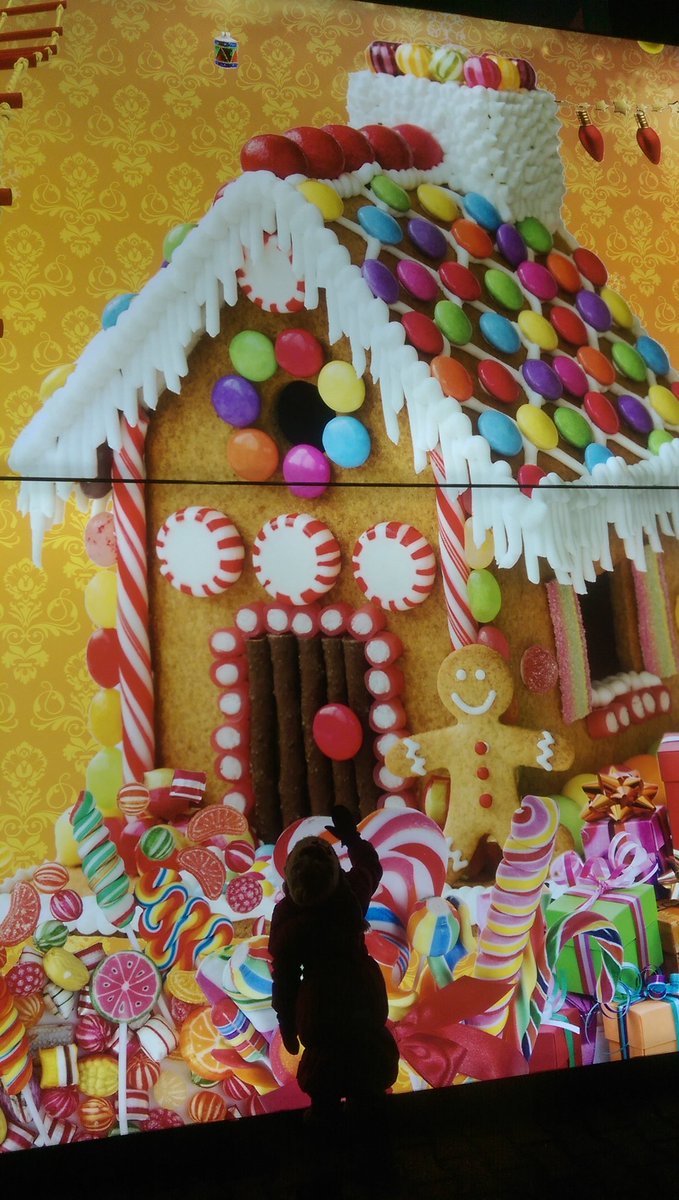 iiMAUSii's tweet photo. Nach #Pixlip Christmas Lighting & einem klassischen Weihnachtsmarkt (-6Grad) tauen wir dank Kamin langsam auf; nur um ins Bett zu plumpsen😂 https://t.co/7IE79IdZKU