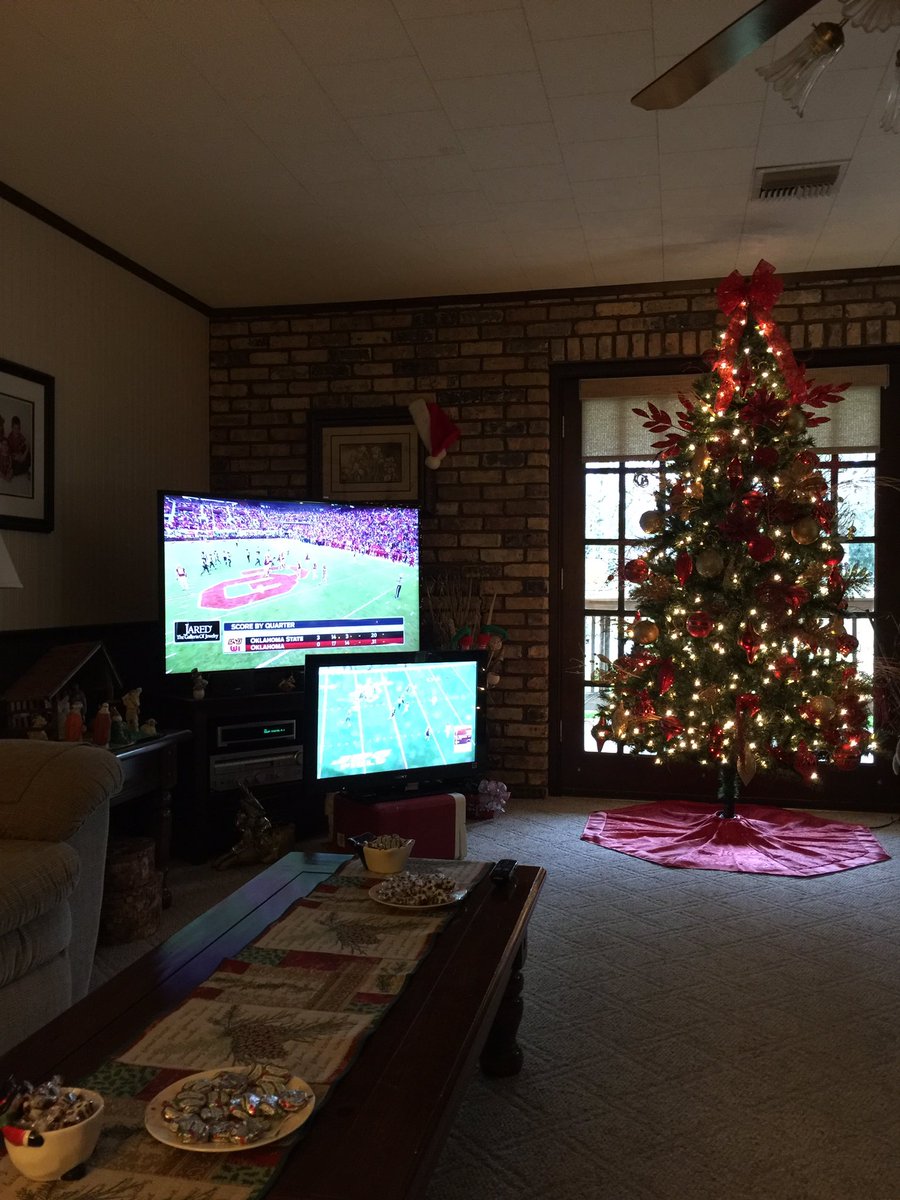 jenimorrow's tweet image. Teaching Grannie &amp;amp; Poppa how The Morrow Fam watches college football on Saturday. #TwoGames #TwoTVs @ESPNCFB ❤️🏈❤️