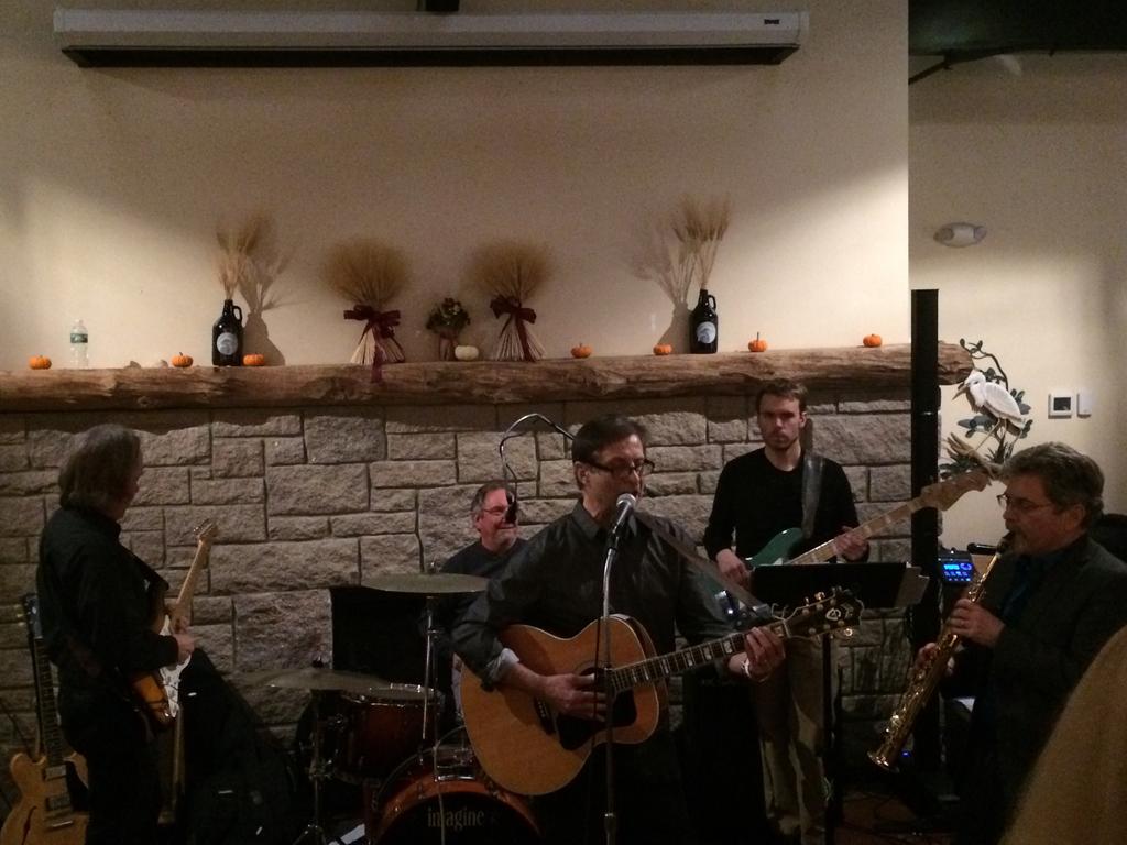 MartinezCouch's tweet photo. Ken Boroson of #BorosonArchitects showing musical skill and support for @JDRF at the @StonyCreekBeer #BrewForaCure https://t.co/mhADO9vNEt