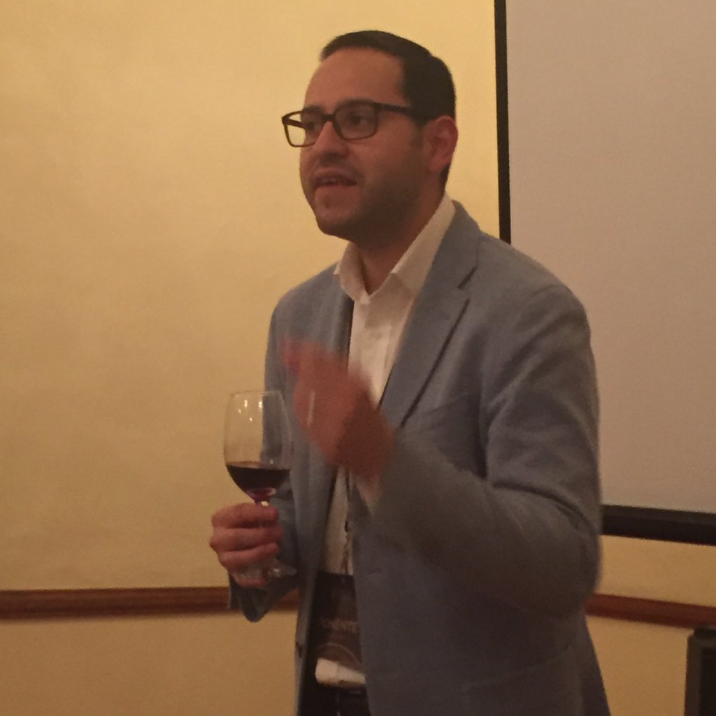 copasycorchos's tweet photo. ¡Qué divertida y entretenida cata de #VinoMexicano @venacavavinos con    Phil Gregory y @Carlos_Borboa! @catarmexico https://t.co/U41Tzekin4