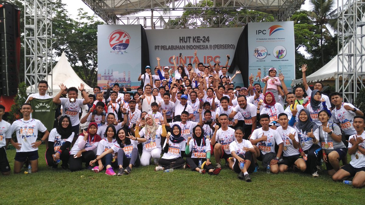 indonesiaport's tweet photo. 4/12 Tunggu kedatangn Menteri BUMN, Rini Soemarno & MenHub @BudiKaryaS ,hadirin sempatkn foto brsma #HUTIPC #IPC24 https://t.co/A8xNXYClEP