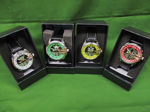 One Piece 麦わらストア福岡店 新商品 光海賊旗時計 腕時計 ルフィ ゾロ エース ロー 全4種 各5 500円 税 ディスプレイケースにて展示しております ご要望のお客様はレジにて承ります 麦わらストア Onepiece
