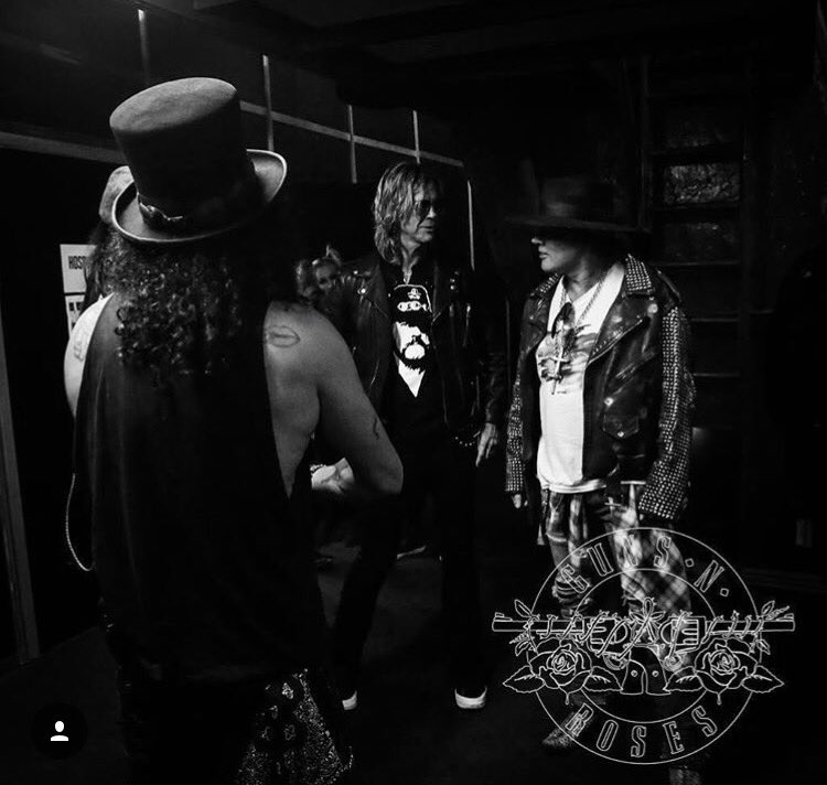 Epic! Backstage of #NotInThisLifetime tour in Latin America 🤘 credits: <a href="/KatBenzova/">Kat Benzova</a>