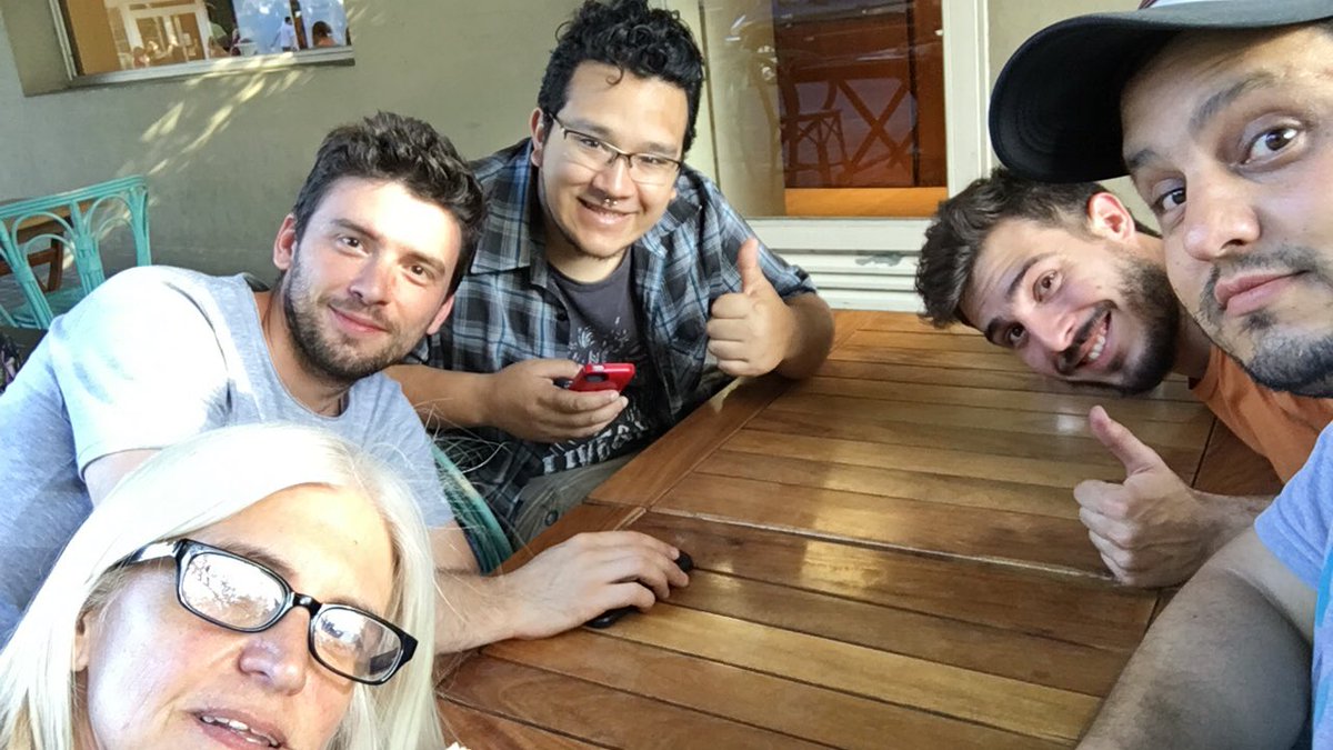mariasanchez_es's tweet photo. Snack previa @bemusic_biz @EmilianoHuala #MarceloAli @enzo_gimenezok #MatiasTutino @sanmihanovich #40AñosDeMusica https://t.co/VIz0jC1ue5