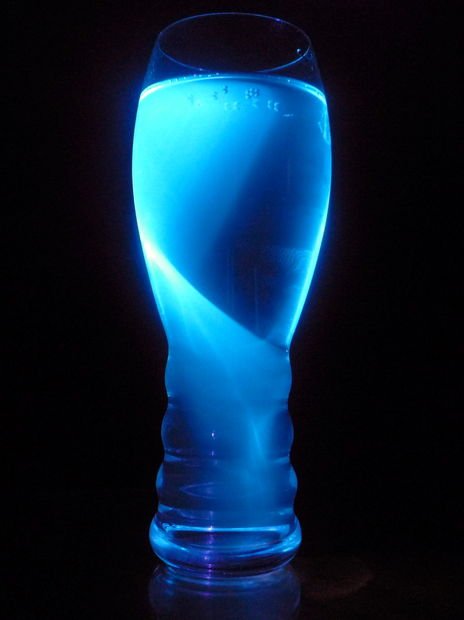 PetitChateauNH's tweet image. Did you know: Gin and tonic will actually glow in UV light! This is due to the quinine present in the tonic.