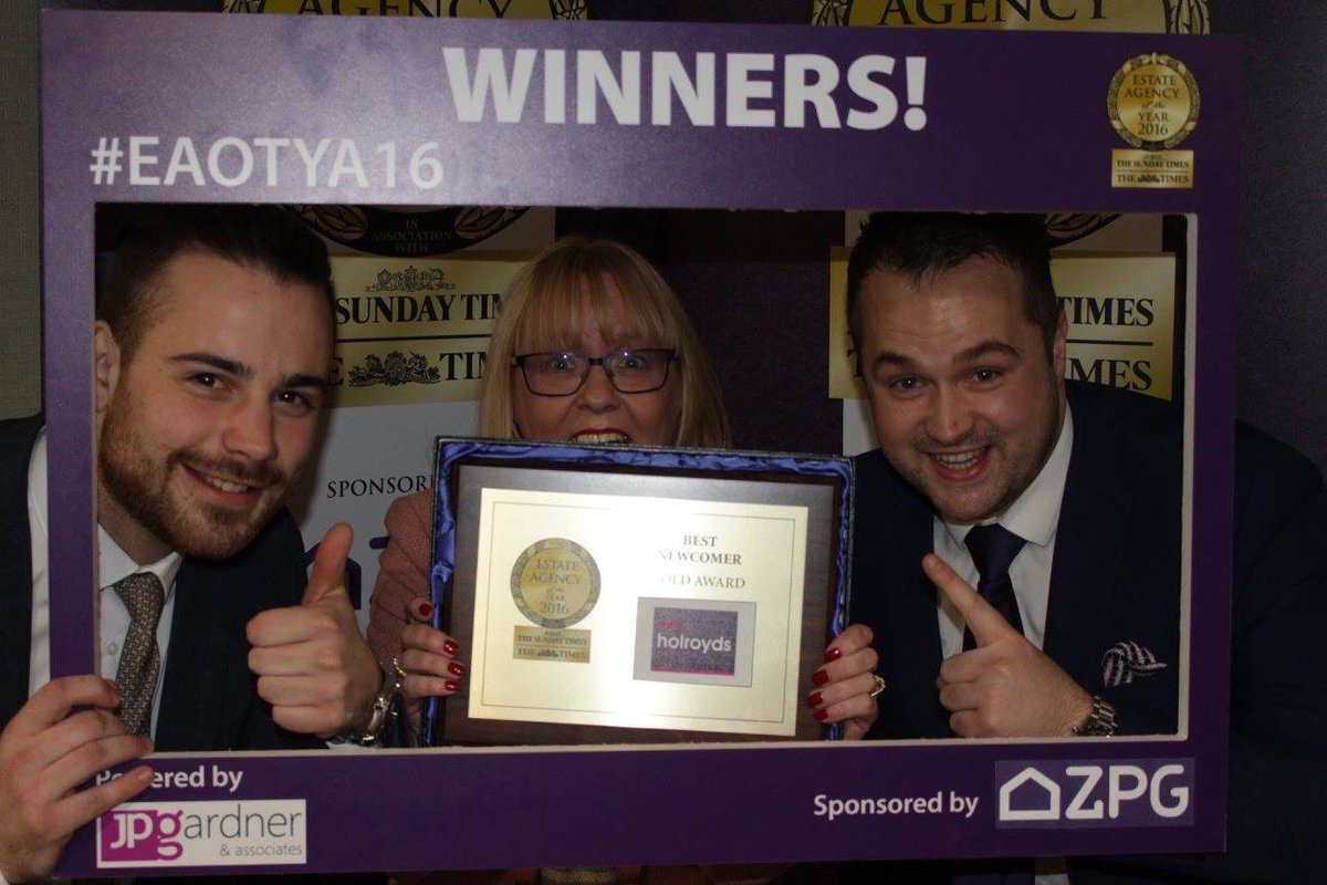 holroydsuk's tweet photo. Do you think the team are happy with their win? #bestbewcomeraward #goldwinners #holroyds #EAlive16 @HolroydChris https://t.co/KScqdoVxSU
