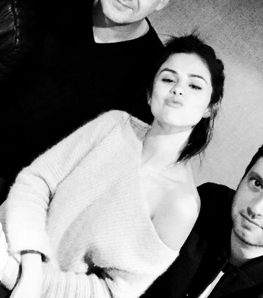 shakingselena's tweet photo. es la mujer más hermosa del mundo https://t.co/gARrBstHui