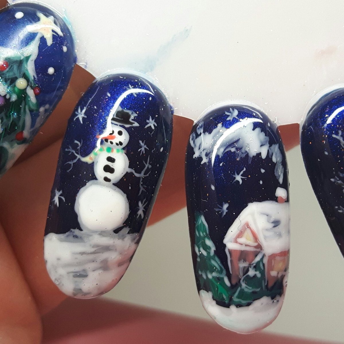 BaskaKosinska's tweet photo. #winternailart #nailart #christmasnailart #semilac #gelpolish #robinmosesnailart https://t.co/xc95EgxZoq