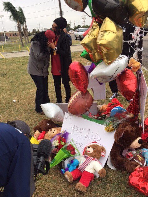 theadvocateno's tweet photo. Heartbreaking.
Joe McKnight's mom, Jennifer, and sister, Johanna, grieve at memorial.
Latest on investigaton: https://t.co/hYweEWtMPp https://t.co/bzy56IdP6i