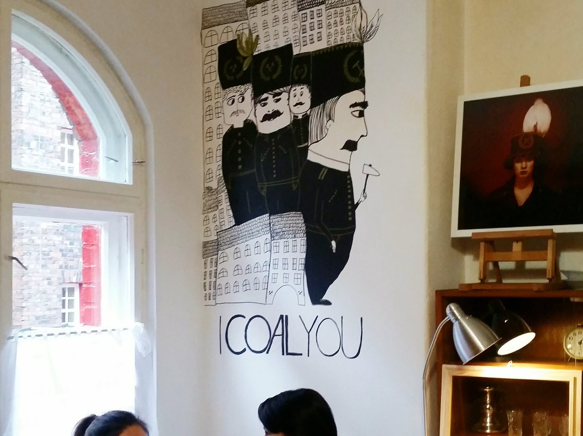 ritahairwood's tweet photo. Daฤ czลowiekowi flamastry, czarnฤ
farbฤ i kawaลek ลciany w sercu #nikisz - czyli najlepszy pomysล na pรณลurodziny ๐๐ #dotpics #mural #silesia https://t.co/4jBm5rxNK2