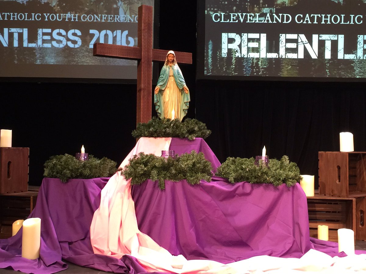 St_JustinMartyr's tweet photo. Sisters, bury your heart in Jesus' heart. Any man you meet has to go to Jesus to find it. -@SchultPR #CCYC2016 https://t.co/ZXQ37Qu5kk