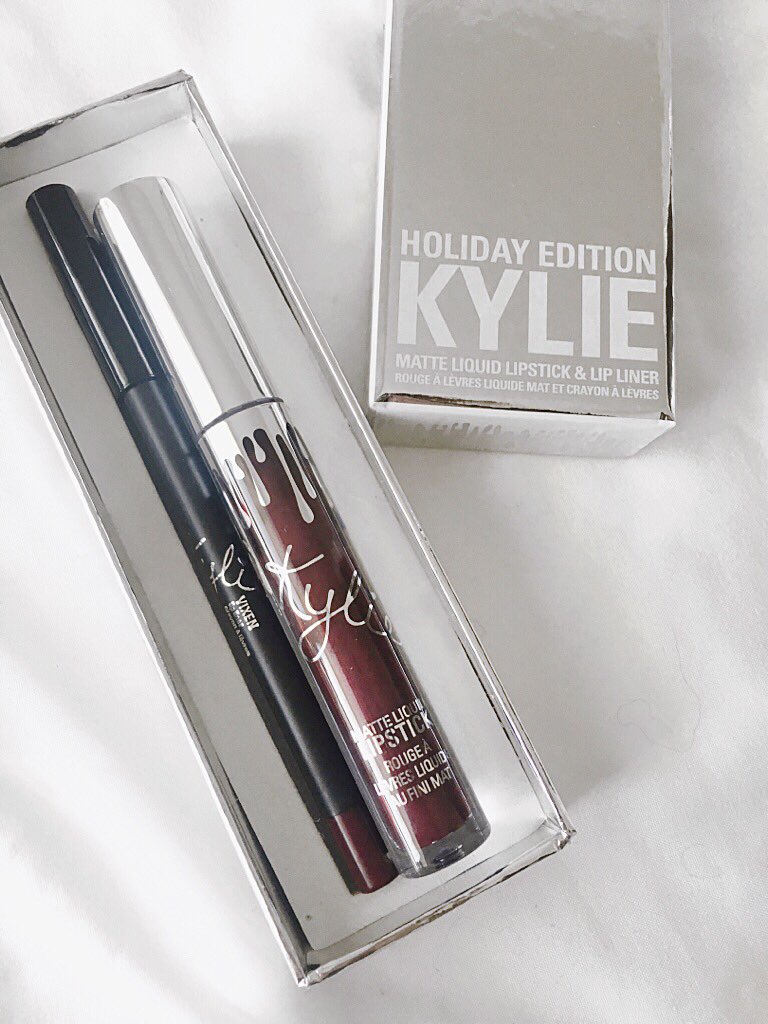 JasmineRossol's tweet photo. ✨🎄🎅🏻HOLIDAY GIVEAWAY🎅🏻🎄✨ To enter to win this Kylie Lip Kit in Vixen, all you have to do is be following me on here and retweet this tweet!! https://t.co/Tmk2zbcn0L