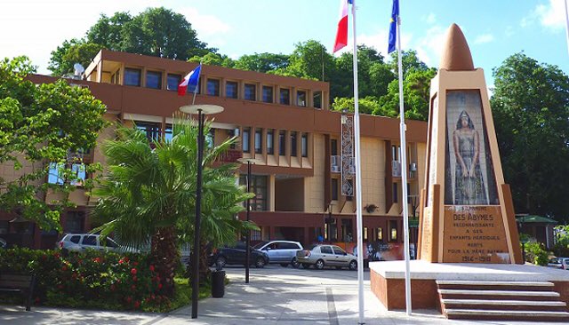 ThinkKreyol's tweet photo. La place de l'hôtel de ville demain sera le terrain de jeux du #DigicelDominosTour grande finale régionale à partir de 8h30 

 #ThinkKreyol https://t.co/UqXmNBtbui