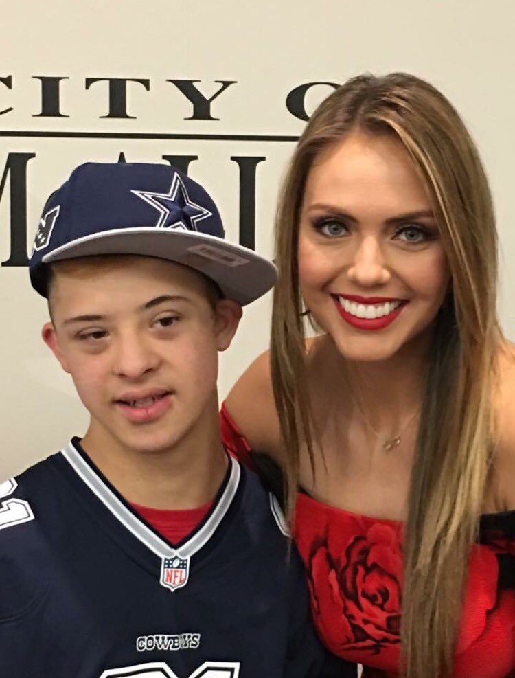 RGVDSA's tweet photo. @CityofMcAllen #HolidayParade2016 meet & greet. Touchdown Tommy w @JessicaCarrillo & Sammy w @marjoriedesousa #telemundo #downsyndrome https://t.co/MaIyF4d89s