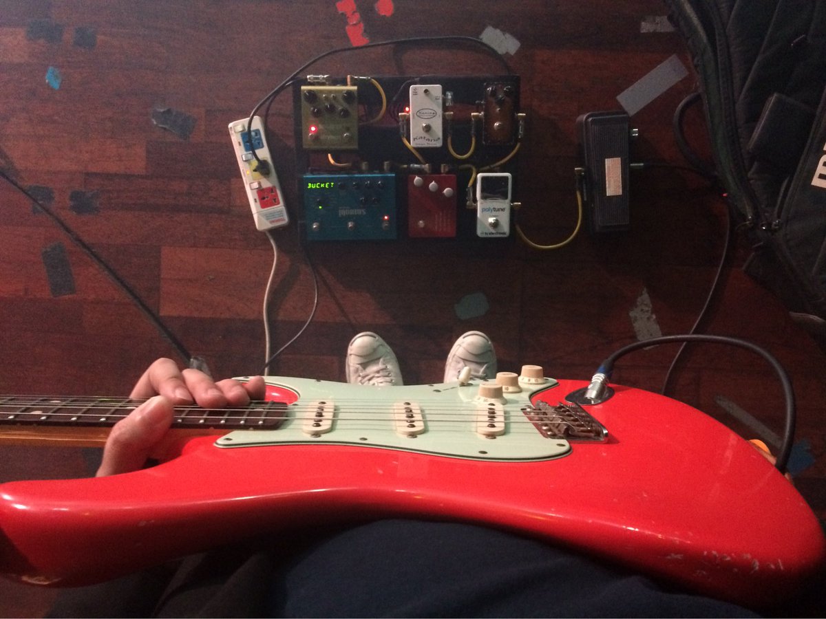KMingboon's tweet photo. Cool fiesta red #fender #customshop #fiestared #relic #guitarporn https://t.co/fsbqmsXOOp