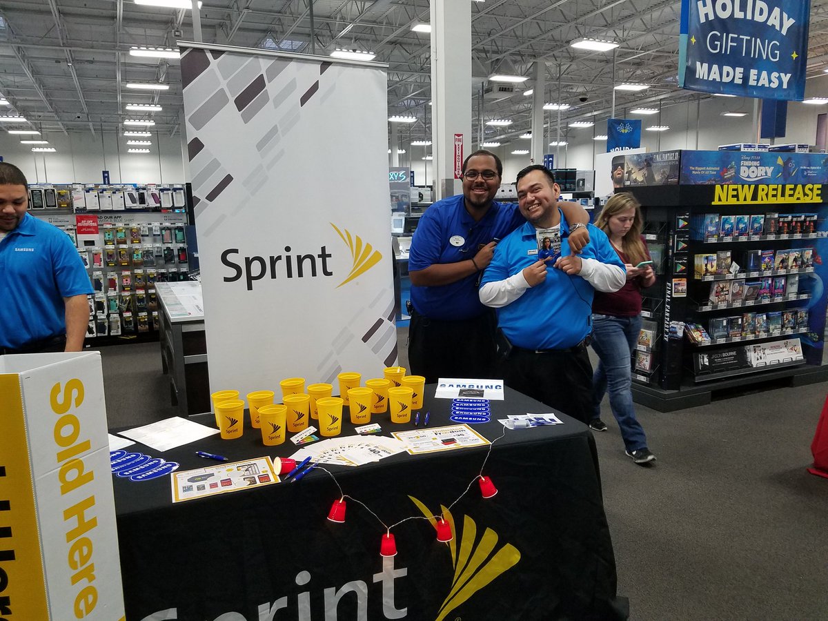 lchapa001's tweet image. It might be Cold and Rainy outside, but we're keeping it warm inside 😀 #SprintFun #TableEvent @htownbombs @Dawnmccarter11 @SprintCentralTX