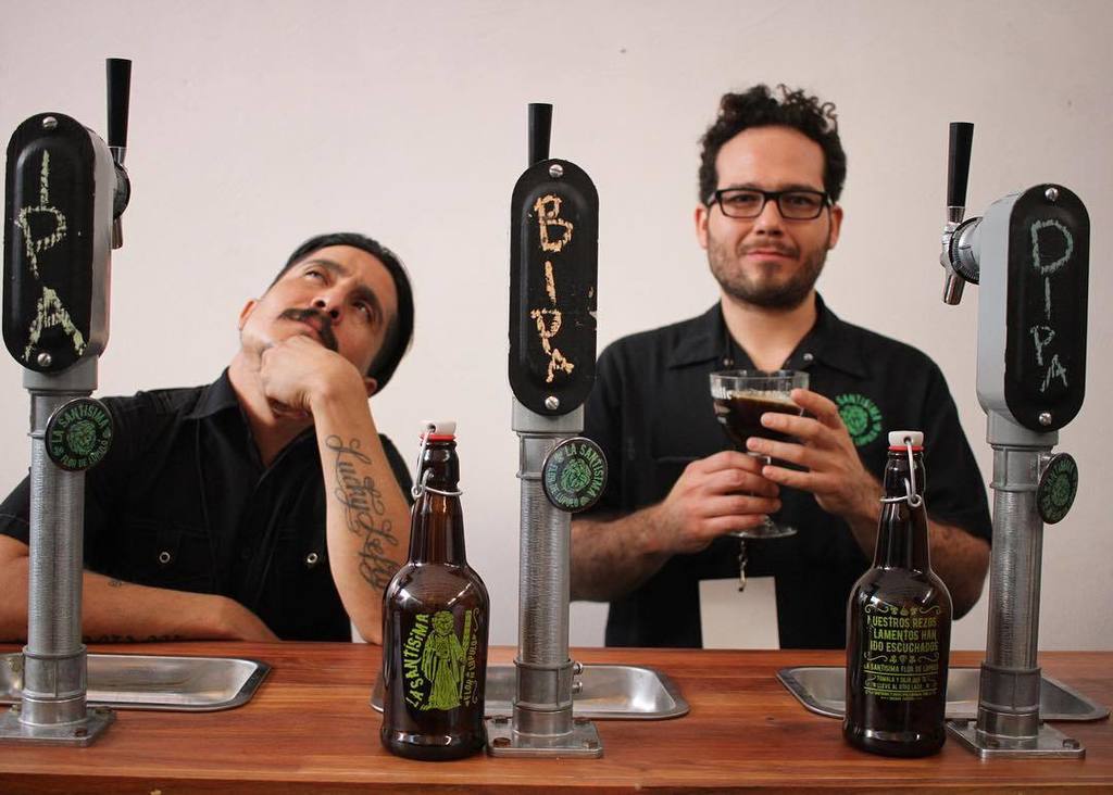 Oaxacking's tweet photo. El Solis y el Ro en el stand de @santisima.flordelupulo con su IPA 🍻🍺🍻 @cervfestoax https://t.co/k2l8etJG0e