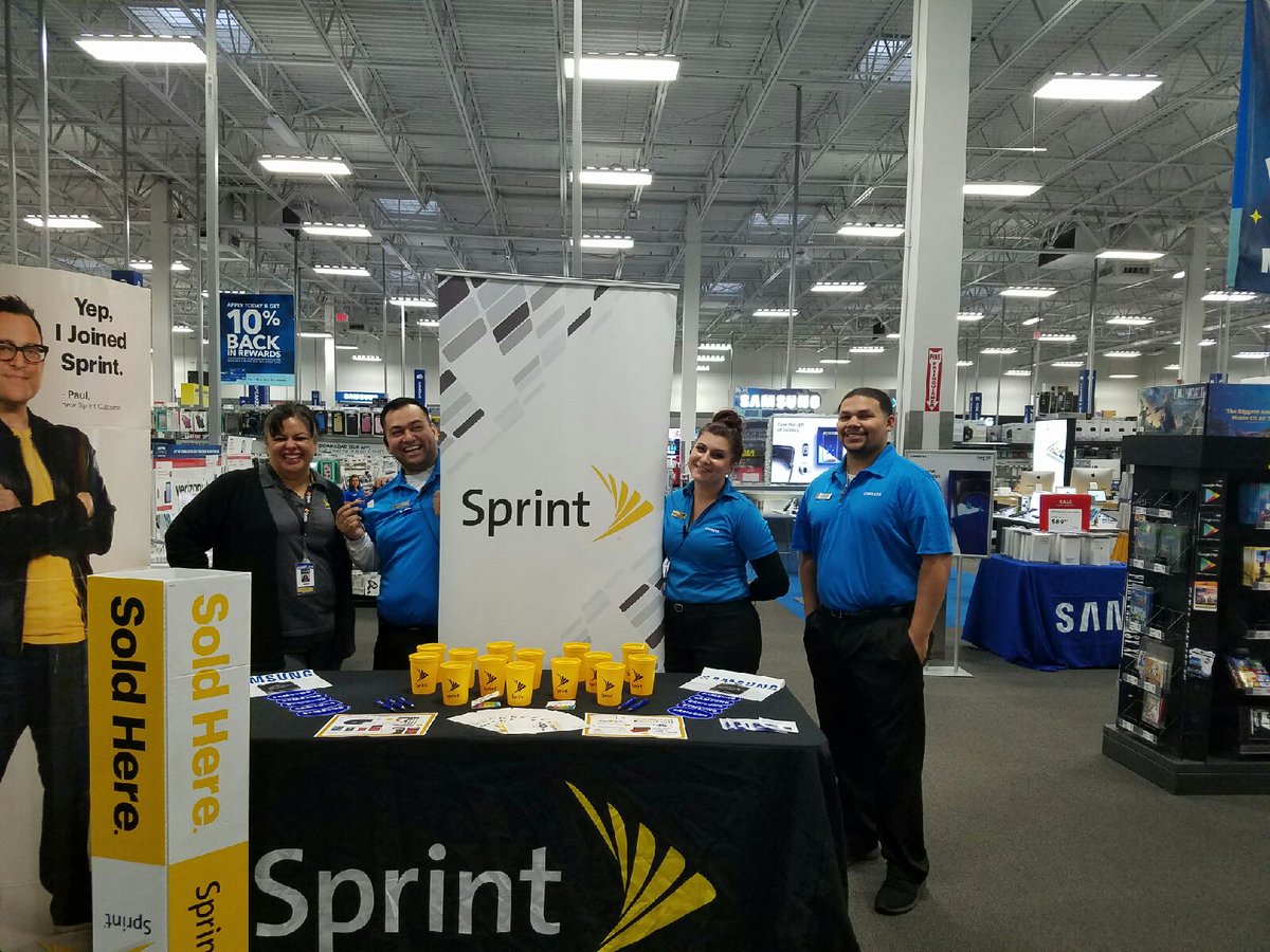 lchapa001's tweet image. It might be Cold and Rainy outside, but we're keeping it warm inside 😀 #SprintFun #TableEvent @htownbombs @Dawnmccarter11 @SprintCentralTX
