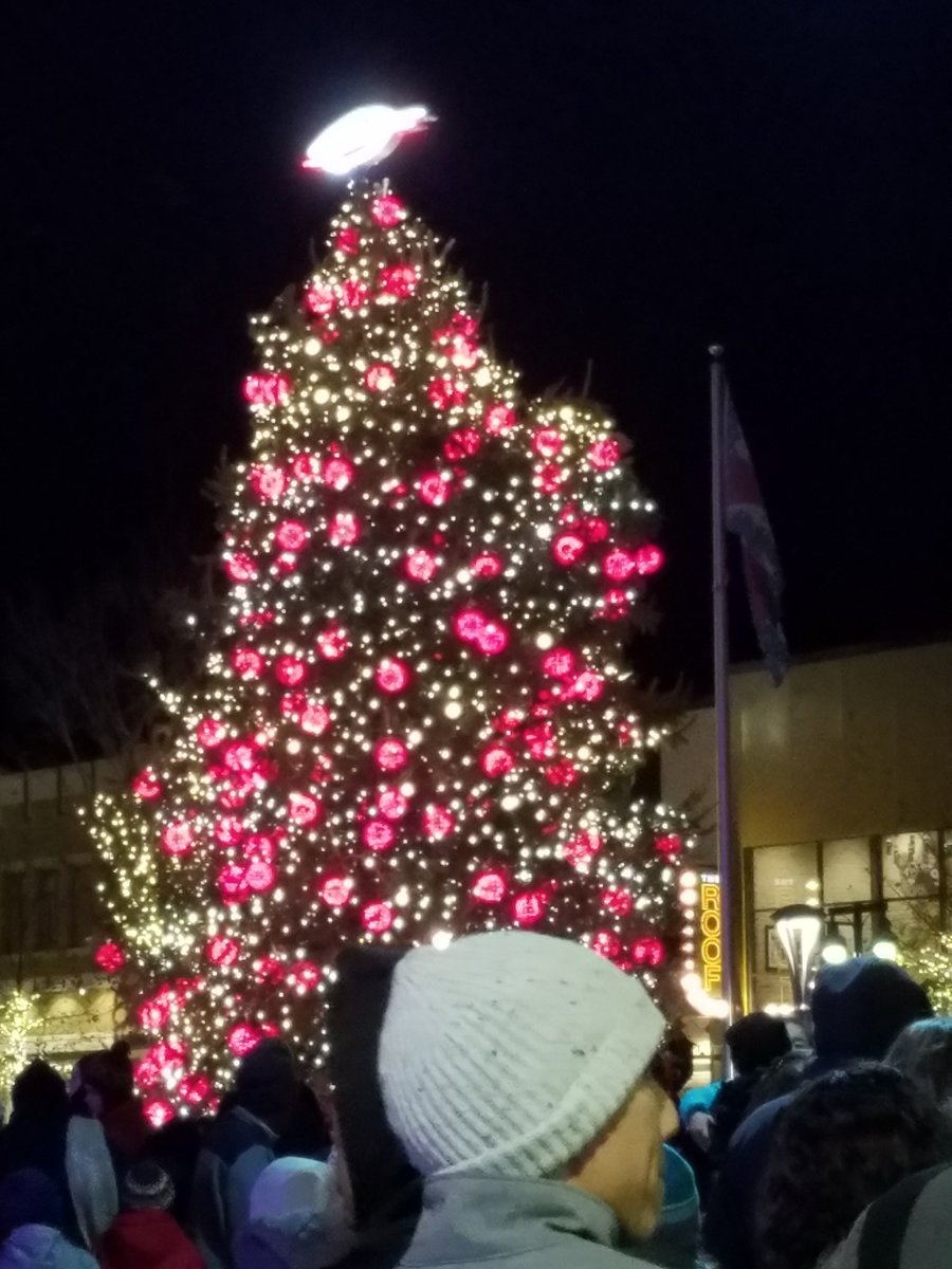 Terri_Gregg's tweet photo. The tree is lite and Santa is here. Stop in at One Loudon SPRINT for that holiday gift @AdcommDigitelHQ @dan_westfall @taylorw101309 https://t.co/NuzpyDqe6p