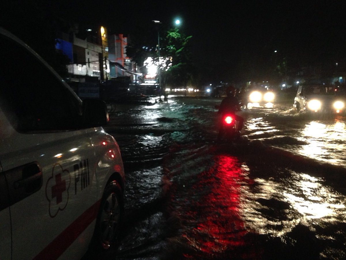Malam hingga pagi, standby di lokasi banjir Jl. MT. Haryono, membantu evakuasi kendaraan mogok di tengah banjir <a href="/palangmerah/">Indonesian Red Cross</a> <a href="/Divisi_PB_PMI/">IG : berita_bencana 🔴</a>