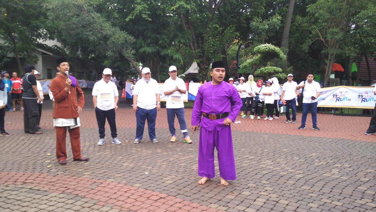 indonesiaport's tweet photo. 4/12 #IPCRUN Acara diawali dengan atraksi Palang Pintu yg merupakan Budaya Betawi. #HUTIPC #IPC24 https://t.co/RCIjWZVQOa