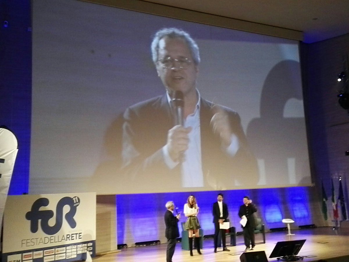festadellarete's tweet photo. Enrico Mentana ritira il premio in quanto autore del miglior #hashtag : #webety 
#fdr16 #mia16 https://t.co/57aC2jGvLl