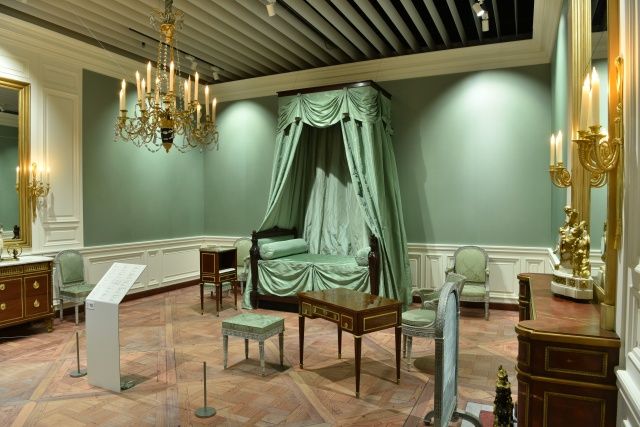 Pen Magazine 著名なテーマパークや映画 セットを手掛けるチームが集結し 宮殿内にある王妃の居室の室内装飾を忠実に再現 マリー アントワネットが暮らした時代の家具も展示され まるで宮殿に足を踏み入れたかのような臨場感が味わえます T Co