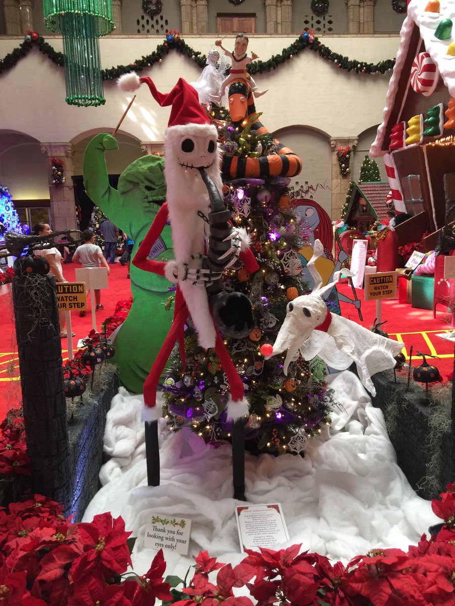 rhbhnl's tweet photo. Honolulu City lights parade - 6:00pm tonight 12/3.  Check out all the Christmas trees in city hall.  This is RHB's!! https://t.co/pf0Jc69CpQ