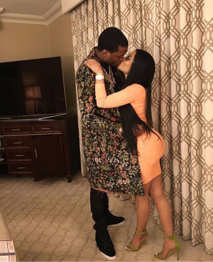 MEXlCAN_CANBARB's tweet photo. Nicki Minaj and Meek Mill are practically married and here I am with my single lonely ass😭😭😭 #NMMM https://t.co/UhaGiQE2wJ