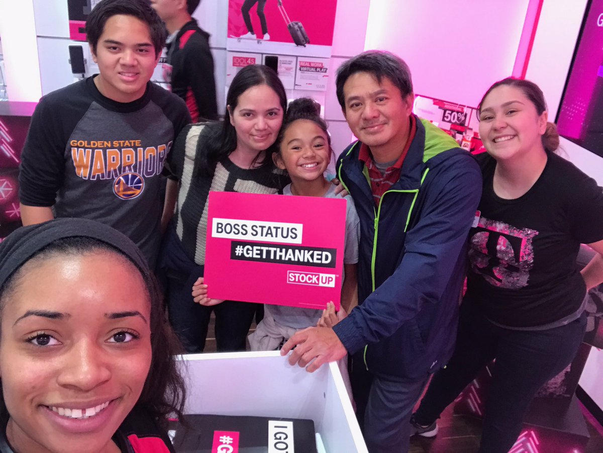 aaguzman94's tweet photo. Welcoming Pel Express to the @TMobileAtWork family ❤️️❤️️#Goals #Mobileonesac #WestValley ⚔️💚@CMeach84 https://t.co/zReDyBlUPf