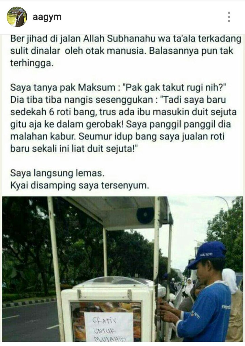 Kalau Anda hadir di #Aksi212 dan 411, akan terlihat hal-hal begini adalah lumrah. Nggak sedikit orang yang berlomba-lomba berbagi makanan