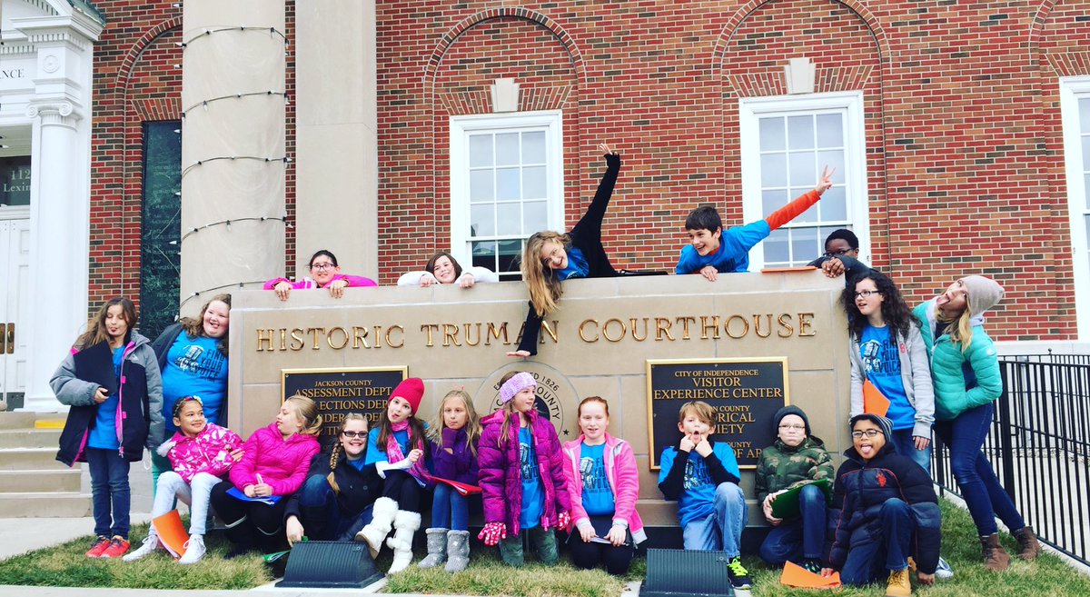 SycamoreMusicK5's tweet photo. @SycamoreHills1 Cougar choir had a blast caroling on the square! Thanks to everyone who came out to watch!! https://t.co/REMoPEcs89