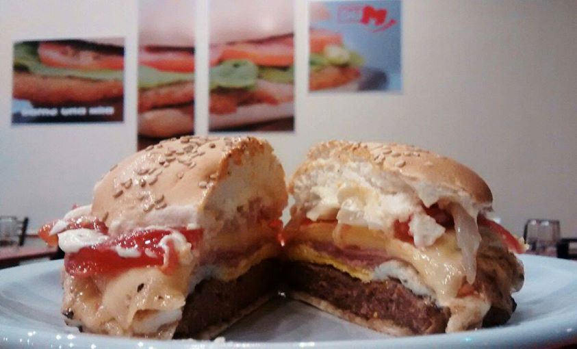 TengoFree's tweet photo. Te presentamos la 1RA Sandwicheria @TengoFree DUM!
* Super Milanesa con Jamon, Queso, Huevo + PapasFree! a $70 
* 2 Quilmes de LITRO a $99 https://t.co/JcsB0ixkd3