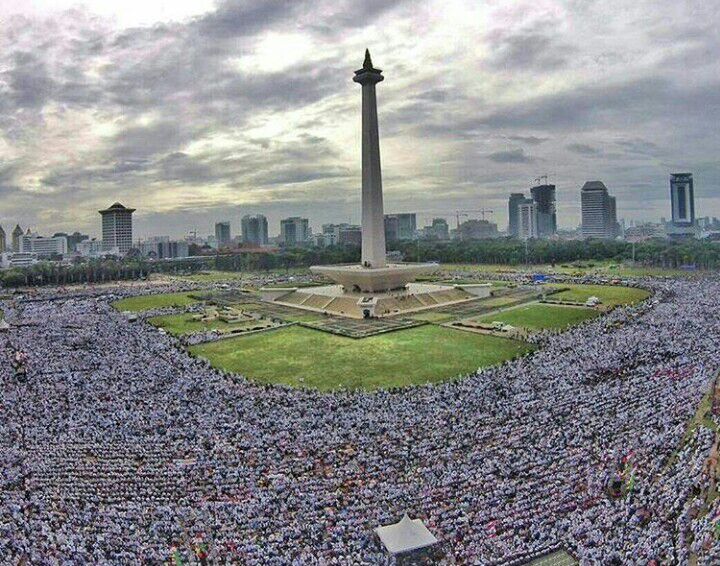 Salwasnowy's tweet photo. Sholat jumat terbesar
Subhanallah 

#AksiSuperDamai212 
#AksiBelaIslam3 
#212itukami
#Sijum https://t.co/uvP0EtQqI0